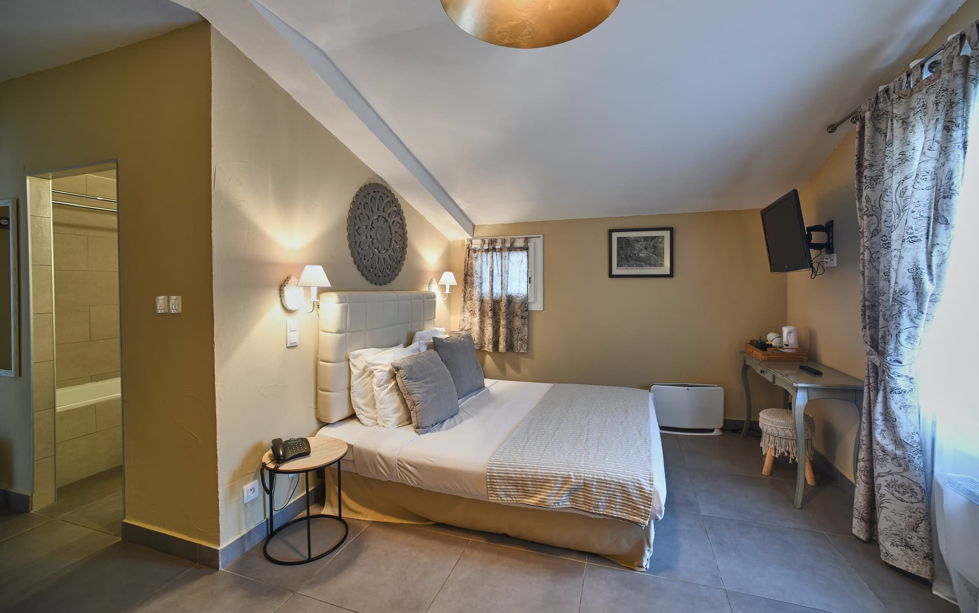 Chambre Double Supérieure : Hôtel Le Cilaos, Cirque de Cilaos : photo 2 sur 5
